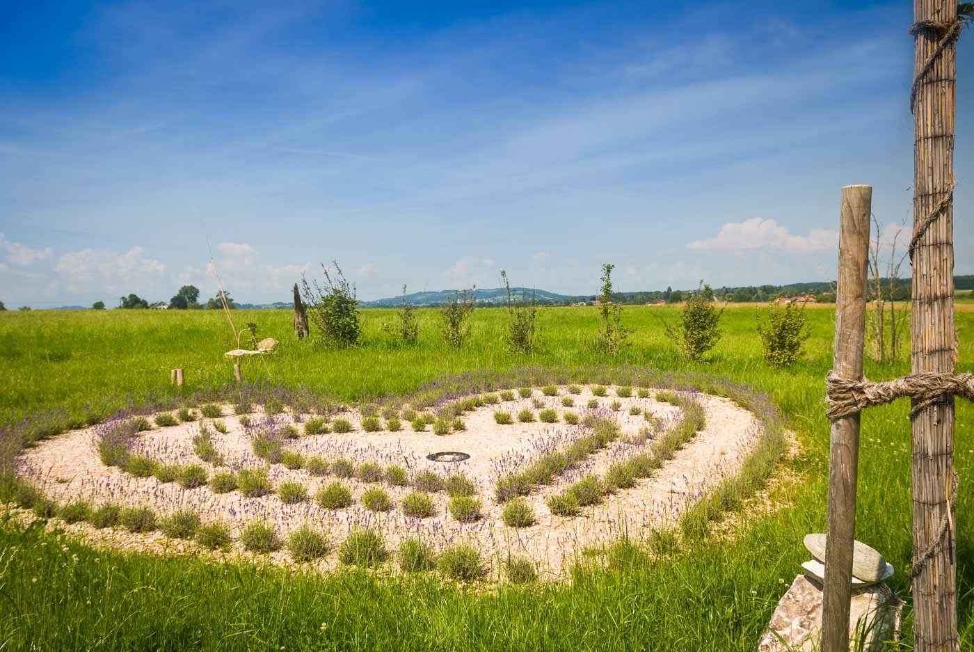 Aus Lavendelpflanzen gestaltetes Herz auf dem Platz der Begegnung oberhalb von Gstadt am Chiemsee
