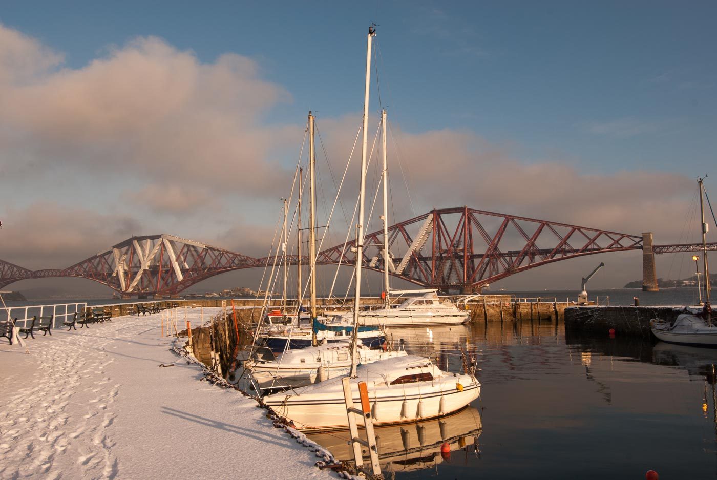 Boote an einem Wintertag vor der Forth Rail Bridge Schottland