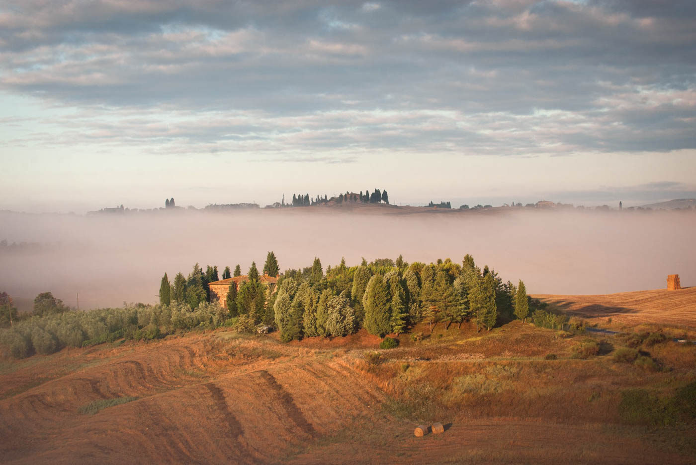 Ein Toskanischer Bauernhof unter Nebel-Schleiern