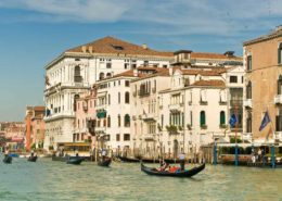 Paläste und Gondeln am Canale Grande in Venedig