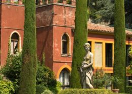 Frauen-Skulptur im Giordano Guisti in Verona